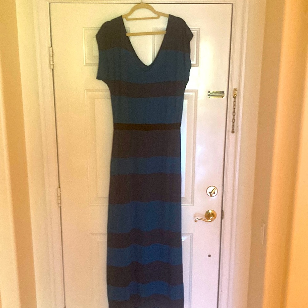 Long maxi v neck dress in M (but it’s oversized )